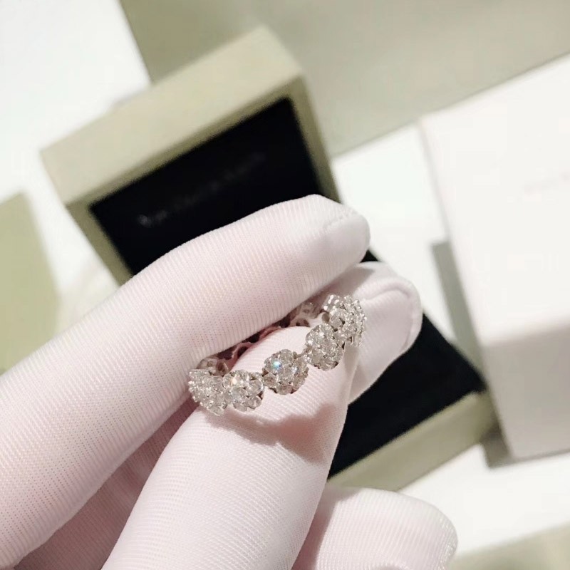 The hot topic! Van Cleef & Arpels Felicite eternity ring VCARP7RG00
