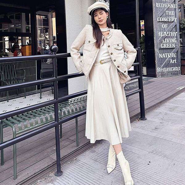 Super popular Chanel wool tweed jacket with down filling shr60450