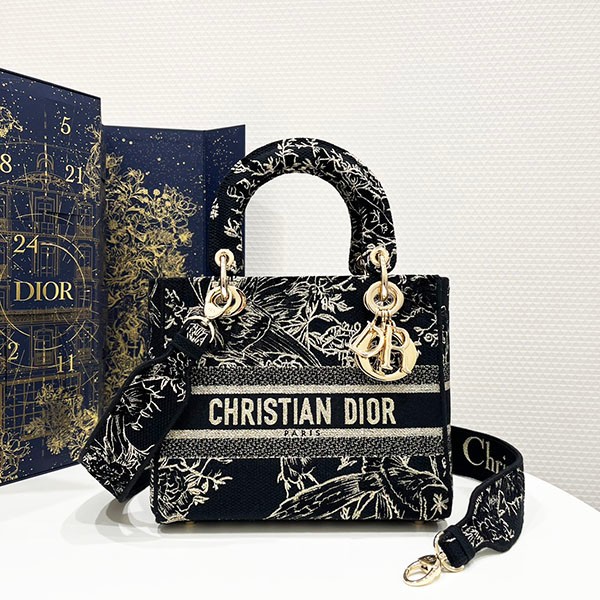 23 The latest and most popular Dior Lady D-Light replica medium bag dei33745 23 The latest and most popular Dior Lady D-Light replica medium bag dei33745