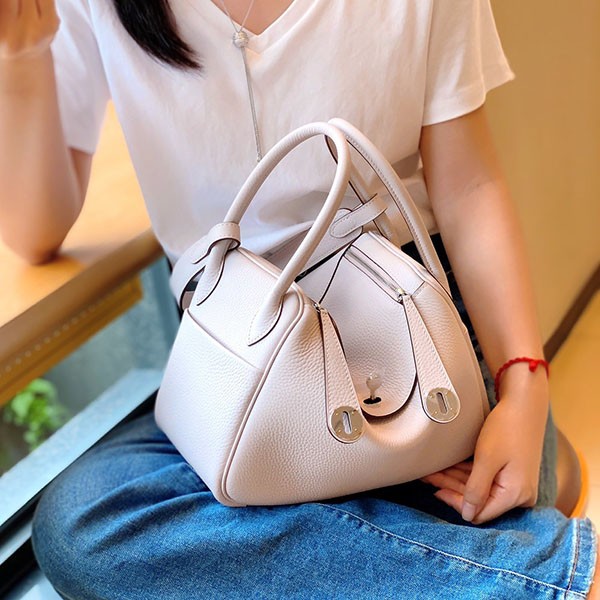 [A 2-way bag with outstanding storage capacity?] Hermes Replica Lindy 26 Bag erf61035