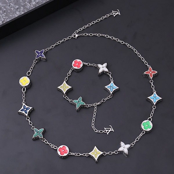 For a glamorous look: Louis Vuitton replica big party necklace M01058