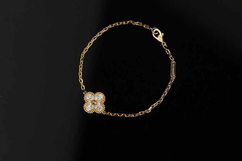 Van Cleef & Arpels Sweet Alhambra Replica VCARO8DC00 Sold Out