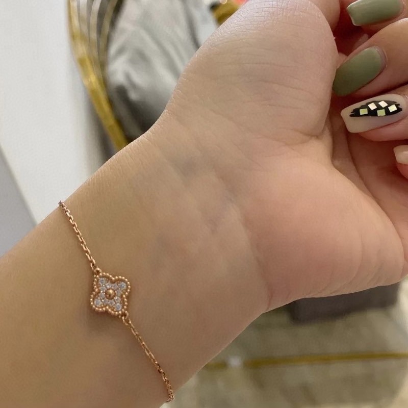 Van Cleef & Arpels Sweet Alhambra Replica VCARO8DC00 Sold Out