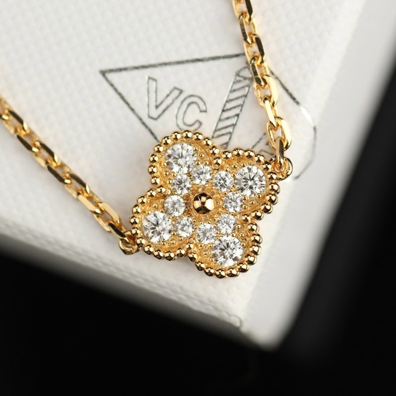 Van Cleef & Arpels Sweet Alhambra Replica VCARO8DC00 Sold Out