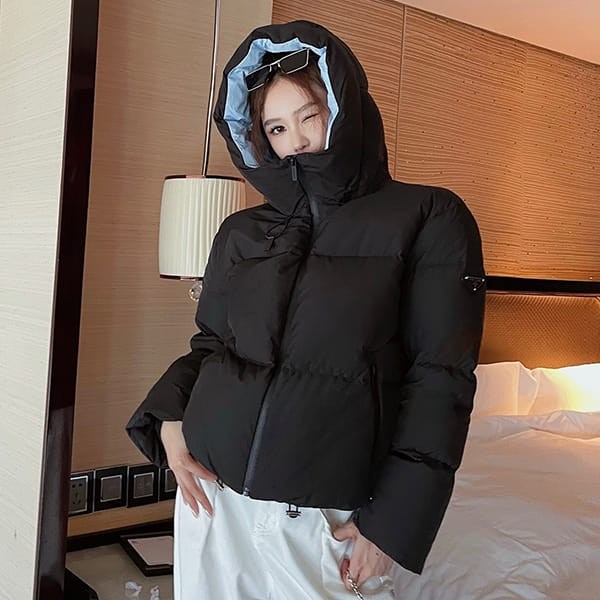 Many celebrities love this fake Prada Re-Nylon logo short down jacket pup40071 Many celebrities love this fake Prada Re-Nylon logo short down jacket pup40071