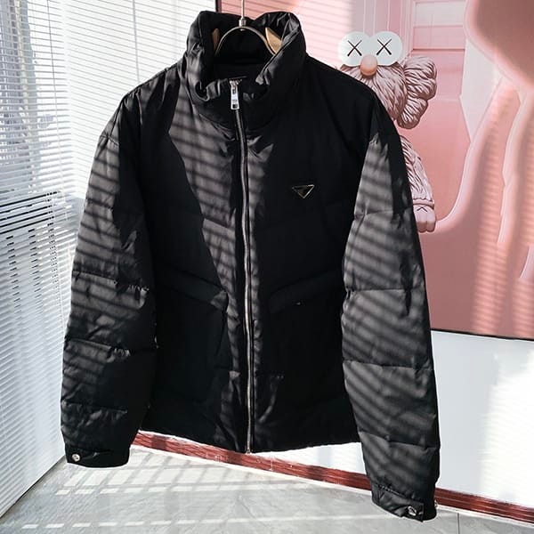Many celebrities love this fake Prada Re-Nylon short down jacket puz11991