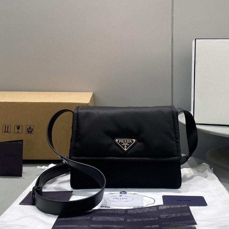 Love at first sight? Popular Prada nylon shoulder bag replica pug43644