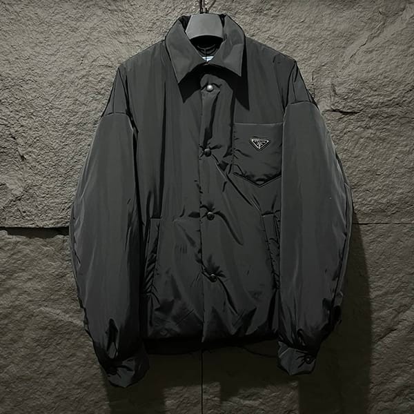 Immediate shipping fake Prada re-nylon convertible cropped down jacket pun78386 Immediate shipping fake Prada re-nylon convertible cropped down jacket pun78386