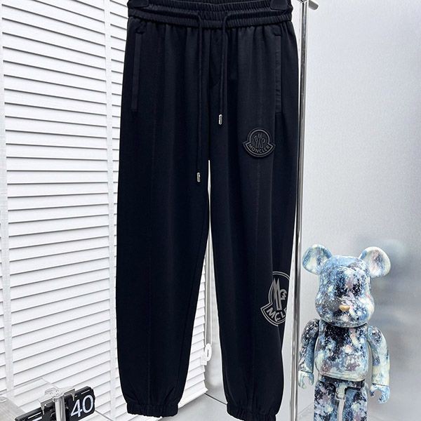 Love at first sight? Moncler sweatpants replica logo patch mom50301