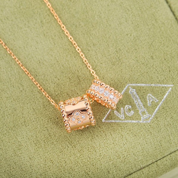 Van Cleef & Sew Perl Clover Necklace Replica vag05519 Van Cleef & Sew Perl Clover Necklace Replica vag05519