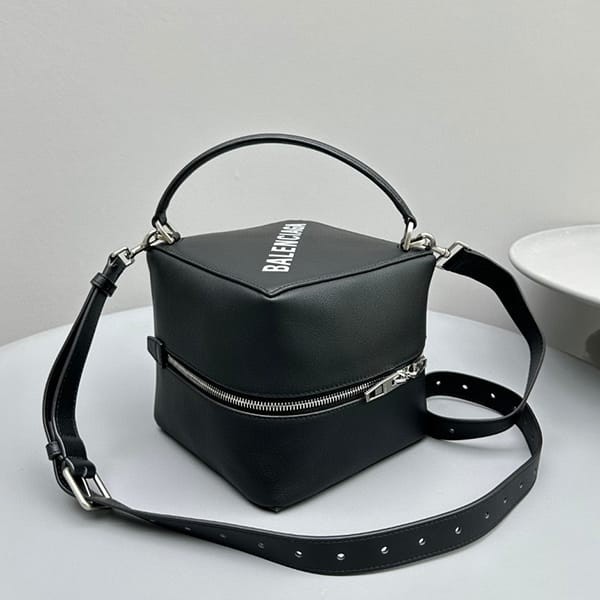 Very popular! Balenciaga 4X4 small shoulder bag replica 7481972AAIM1090 Very popular! Balenciaga 4X4 small shoulder bag replica 7481972AAIM1090