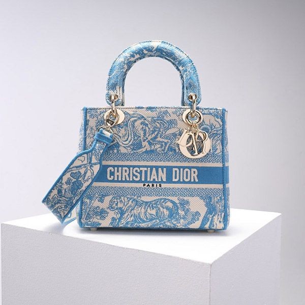 Love at first sight? Dior LADY D-LITE medium bag replica dey33251 Love at first sight? Dior LADY D-LITE medium bag replica dey33251