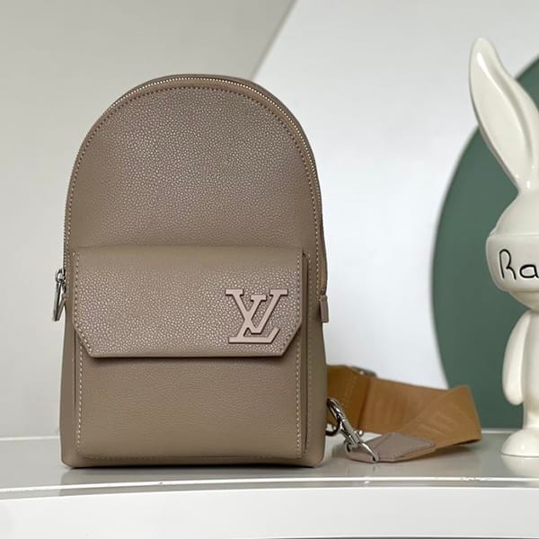 Immediate shipping Louis Vuitton Pilot Sling Bag Black Replica vui05257