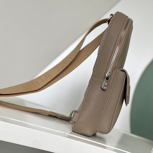 Immediate shipping Louis Vuitton Pilot Sling Bag Black Replica vui05257