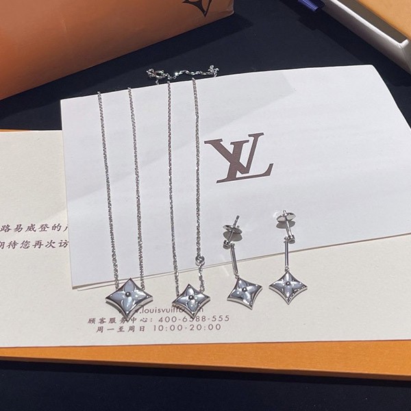 Louis Vuitton Replica Pandantif Star Blossom BB vut24867