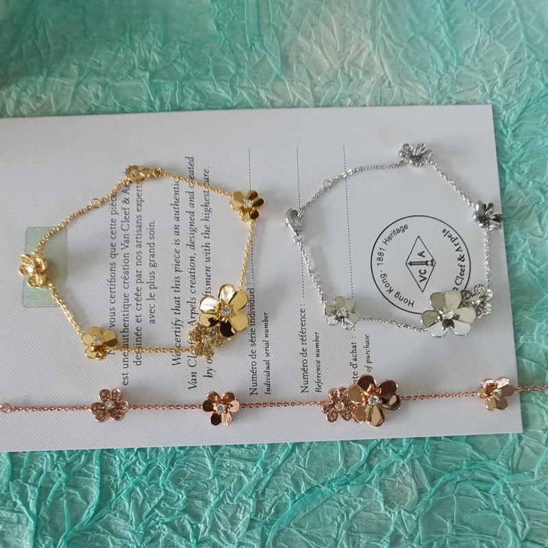 [Not available in Japan] Van Cleef & Arpels Frivole Bracelet 5 Flowers Replica VCARP3W400