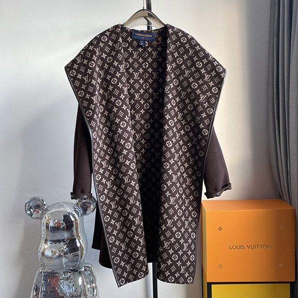 Express delivery Louis Vuitton double-breasted hooded coat vud30506 Express delivery Louis Vuitton double-breasted hooded coat vud30506