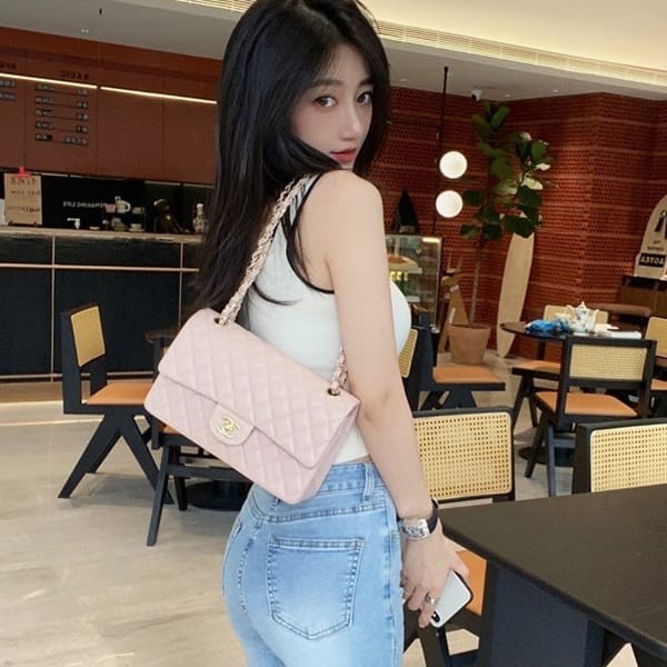 Love at first sight? Replica Chanel Classic Handbag Pearly SHV77525 Love at first sight? Replica Chanel Classic Handbag Pearly SHV77525