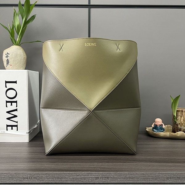 Eye-catching color Loewe Puzzle Medium Tote Bicolor loi41977