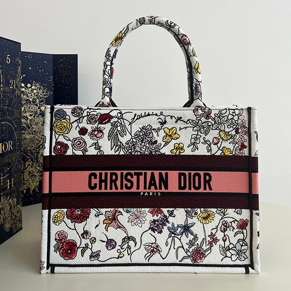 baila Dior Book Tote Replica Bag Medium dev27237