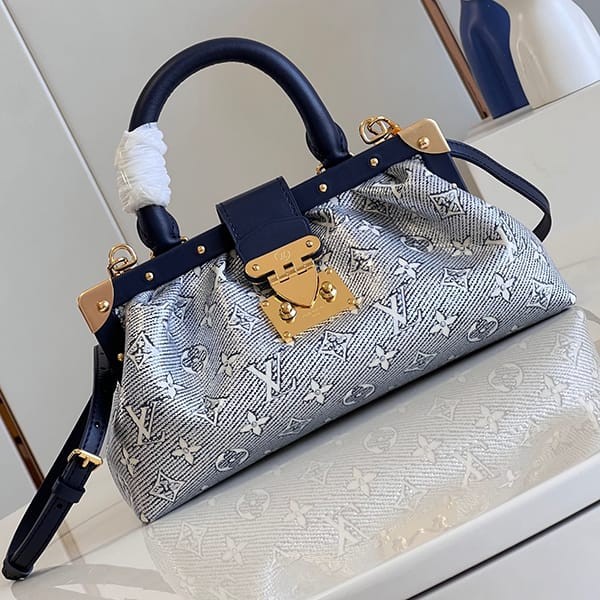 Louis Vuitton Monogram Clutch Shoulder Bag Fake vuz96479 Used by Many Celebrities Louis Vuitton Monogram Clutch Shoulder Bag Fake vuz96479 Used by Many Celebrities