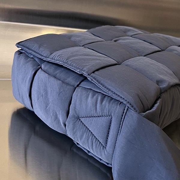 Bottega Veneta The Padded Tech Cassette Shoulder Bag boe54532, popular worldwide