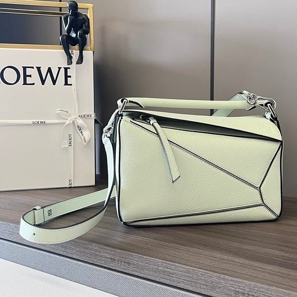 The hottest topic! Loewe Satin Calf Replica Puzzle Edge Shoulder Bag Small low35709 The hottest topic! Loewe Satin Calf Replica Puzzle Edge Shoulder Bag Small low35709