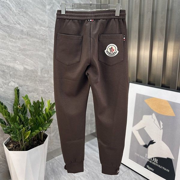 I definitely want this! Moncler sweatpants replica with logo patch moe60044