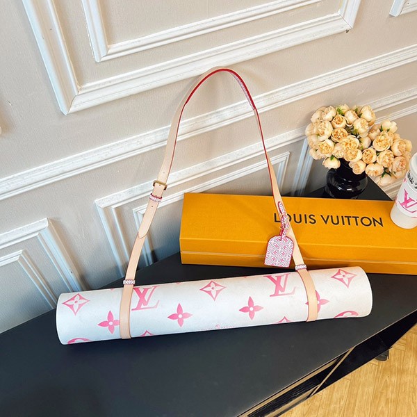 Sure to sell out Louis Vuitton Replica Tanned Leather Exercise Mat with Holder ★ Popular vuo92654