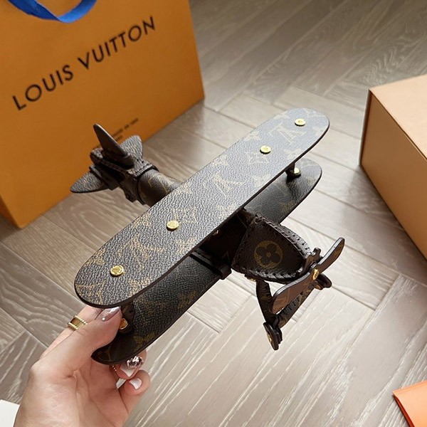 Louis Vuitton Monogram Airplane Replica Ornament vuy69153