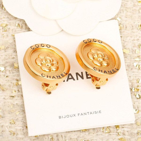 A glamorous look with Chanel coco Vintage earrings replica she30768 A glamorous look with Chanel coco Vintage earrings replica she30768