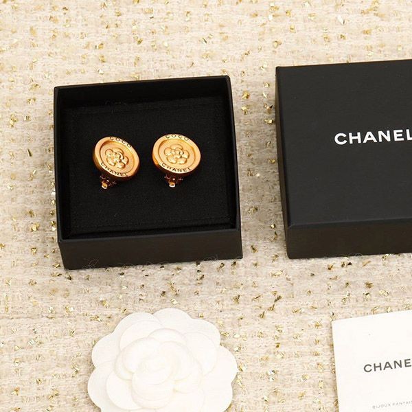 A glamorous look with Chanel coco Vintage earrings replica she30768