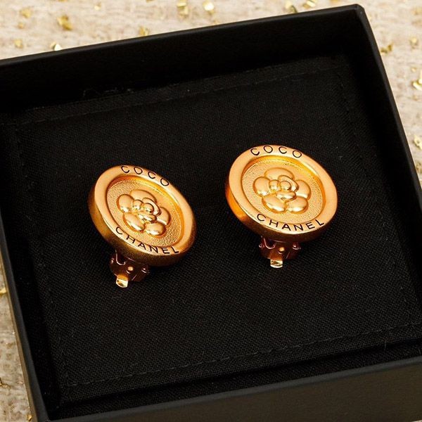 A glamorous look with Chanel coco Vintage earrings replica she30768