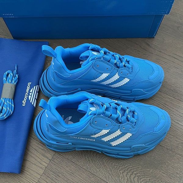 Popular all over the world? Balenciaga Adidas collaboration fake Triple S sneakers baz25028