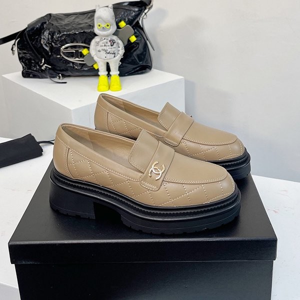 Extremely rare! Chanel CC logo loafers replica shw64720