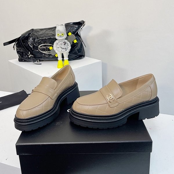Extremely rare! Chanel CC logo loafers replica shw64720