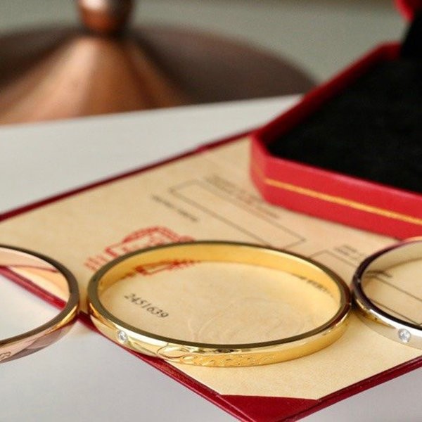 Perfect as a gift? Cartier bracelet replica with diamonds kag26094