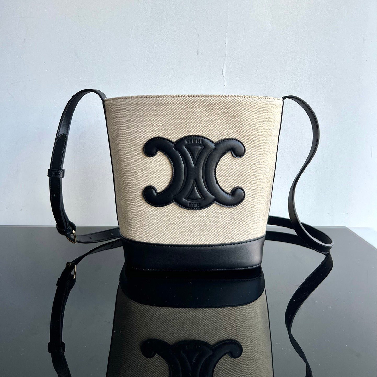 Love at first sight? Celine Small Bucket Cuir Triomphe Shoulder Bag Replica Cej14652 Love at first sight? Celine Small Bucket Cuir Triomphe Shoulder Bag Replica Cej14652