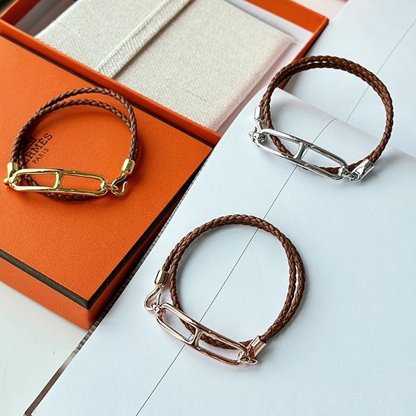 A fierce battle? Hermes choker and Louris fake leather double bracelet erb42743