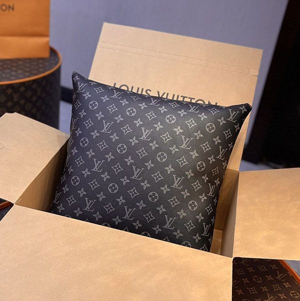 Add a touch of luxury to your room with Louis Vuitton cushion vul47964 Add a touch of luxury to your room with Louis Vuitton cushion vul47964