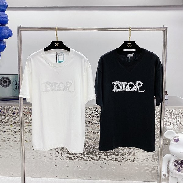 A battle to get it? Dior T-shirt replica cotton black & white ded36856 A battle to get it? Dior T-shirt replica cotton black & white ded36856
