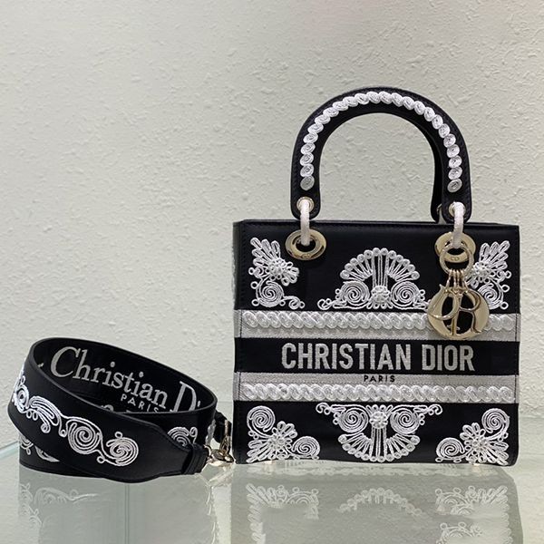 Cute Lady Dior replica LADYD-LITE gold logo medium M0565OTSXM928 Cute Lady Dior replica LADYD-LITE gold logo medium M0565OTSXM928