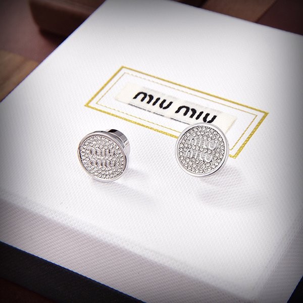 [Cute design is popular ★] Miu Miu fake logo earrings myk89127