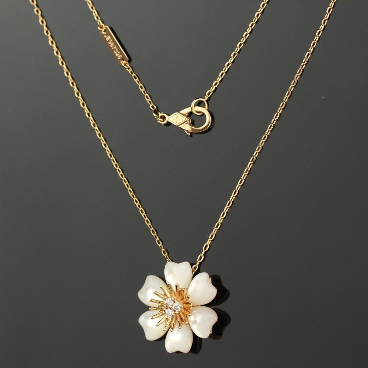 ☆Very popular☆Van Cleef & Arpels Rose de Noel Clip Pendant Copy VCARD30300