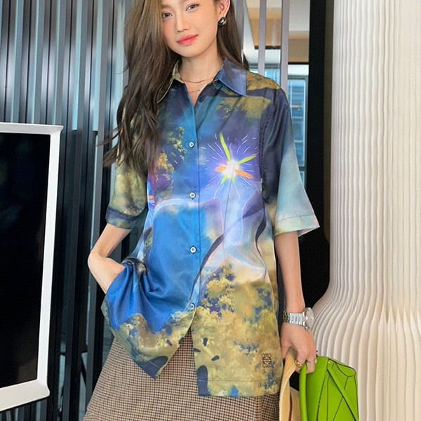 The latest and fashionable Loewe Howl's Moving Castle collaboration fake Magical Sky shirt lon47826 The latest and fashionable Loewe Howl's Moving Castle collaboration fake Magical Sky shirt lon47826
