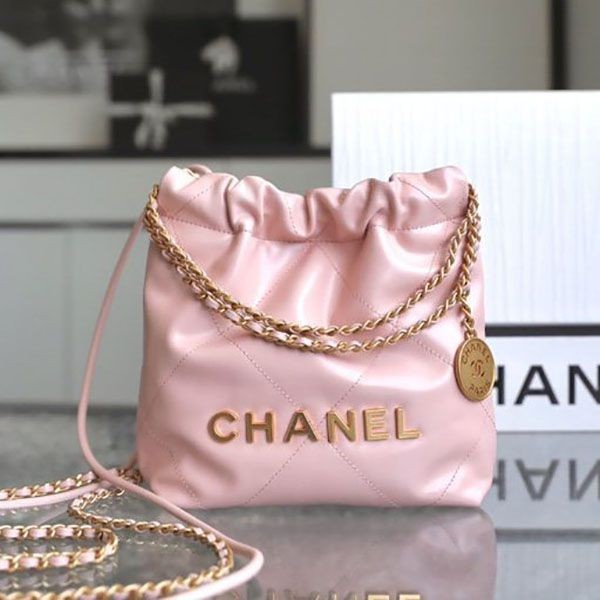 Fake Chanel 22 Mini Handbag loved by many celebrities shp91183