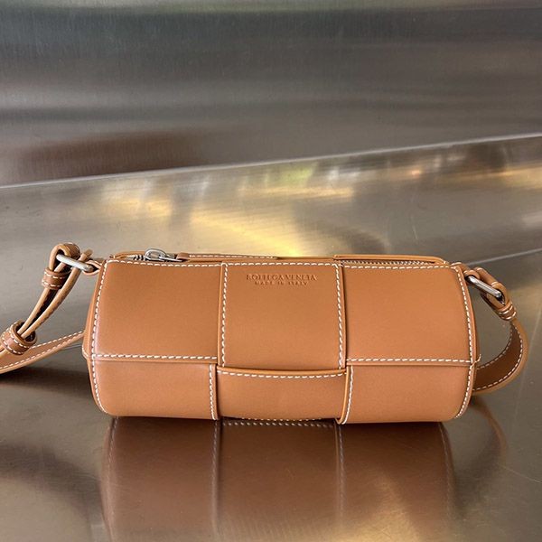 Eye-catching color Bottega Veneta leather crossbody bag replica bou66366 Eye-catching color Bottega Veneta leather crossbody bag replica bou66366