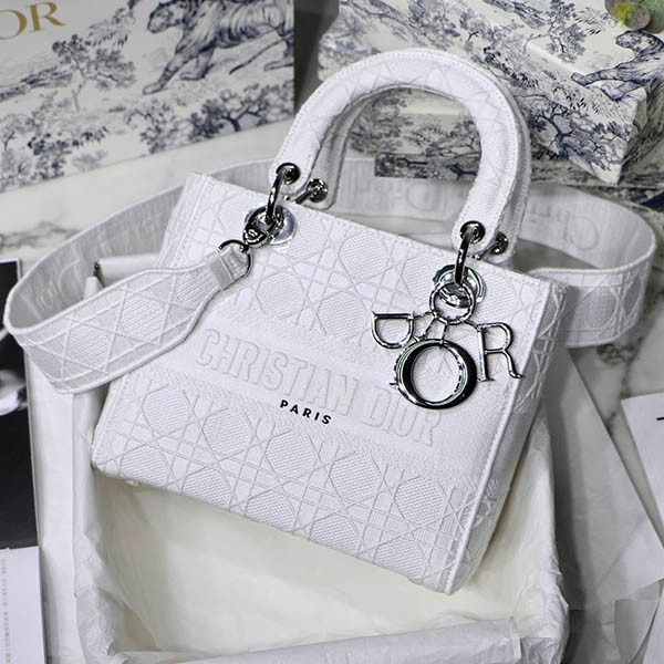 Baila supplement Dior! Anne Nakamura's favorite MEDIUM LADY D-LITE BAG★ M0565PREY Baila supplement Dior! Anne Nakamura's favorite MEDIUM LADY D-LITE BAG★ M0565PREY