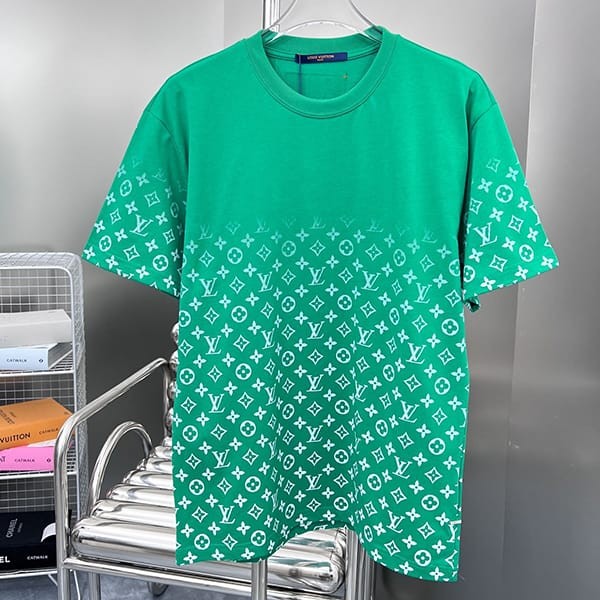 Eye-catching color Louis Vuitton short-sleeved T-shirt Monogram Gradient 1A8HKI Eye-catching color Louis Vuitton short-sleeved T-shirt Monogram Gradient 1A8HKI