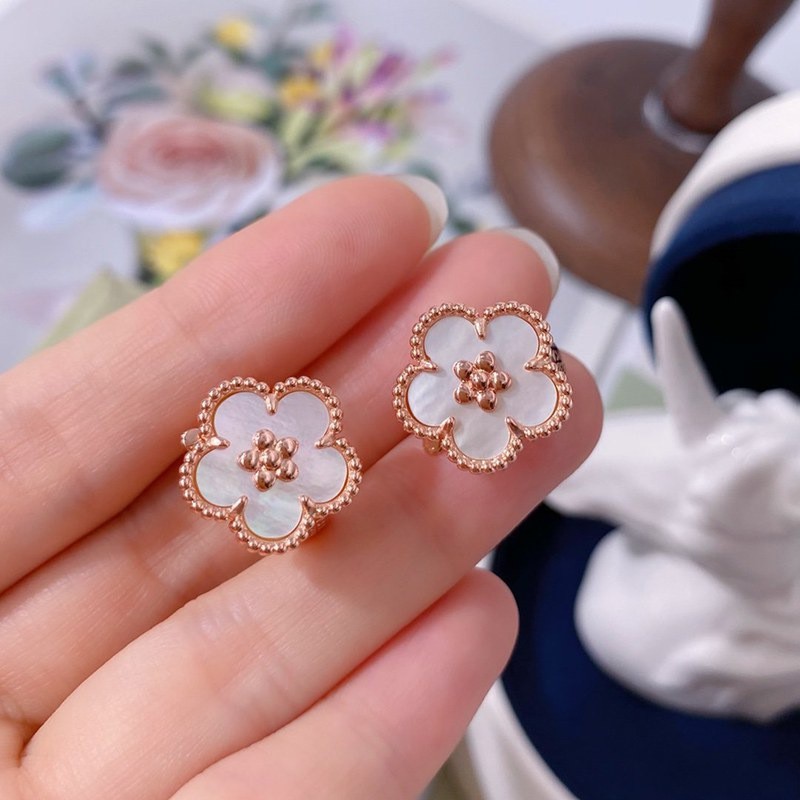 The hot topic! Van Cleef & Arpels fake lucky spring earrings plum blossom VCARP7RU00